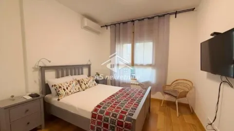 Nameštena spavaća soba sa bračnim krevetom, televizorom i klima uređajem. - image 11