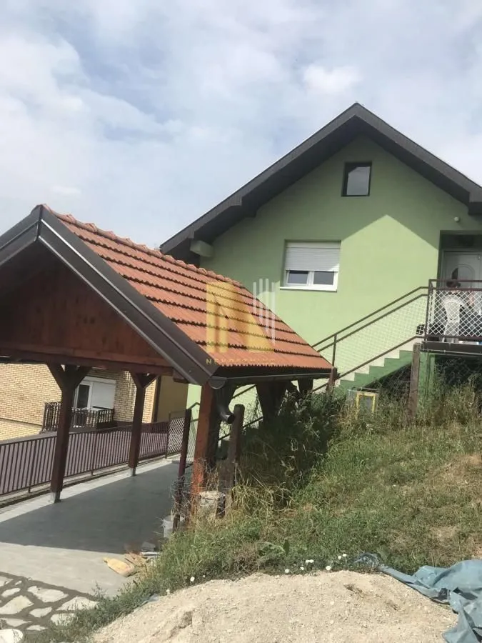 Pogled na dvorište i spoljašnjost kuće sa nadstrešnicom.
