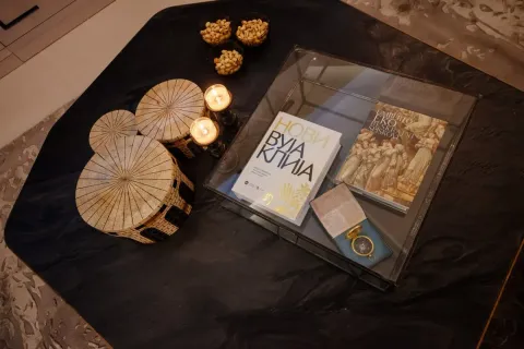 Detalj dekorisanog klupskog stola sa knjigama i svijećama. - image 15