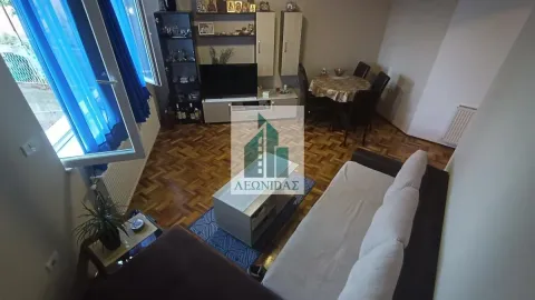 Dnevna soba sa garniturom, televizorom i trpezarijskim stolom. - image 4