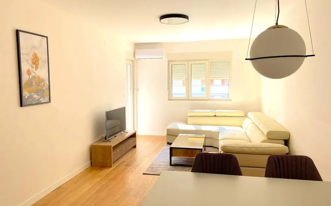 Izdavanje, dvosoban stan, 69m², Central Point, Podgorica