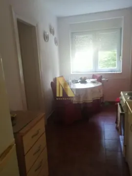 Kuhinja sa trpezarijskim stolom i prozorom koji gleda napolje. - image 5