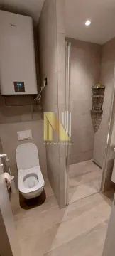 Savremeno opremljeno kupatilo sa tuš kabinom i bojlerom. - image 10