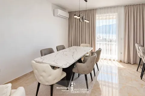 Trpezarija sa velikim stolom i stolicama u modernom enterijeru. - image 3