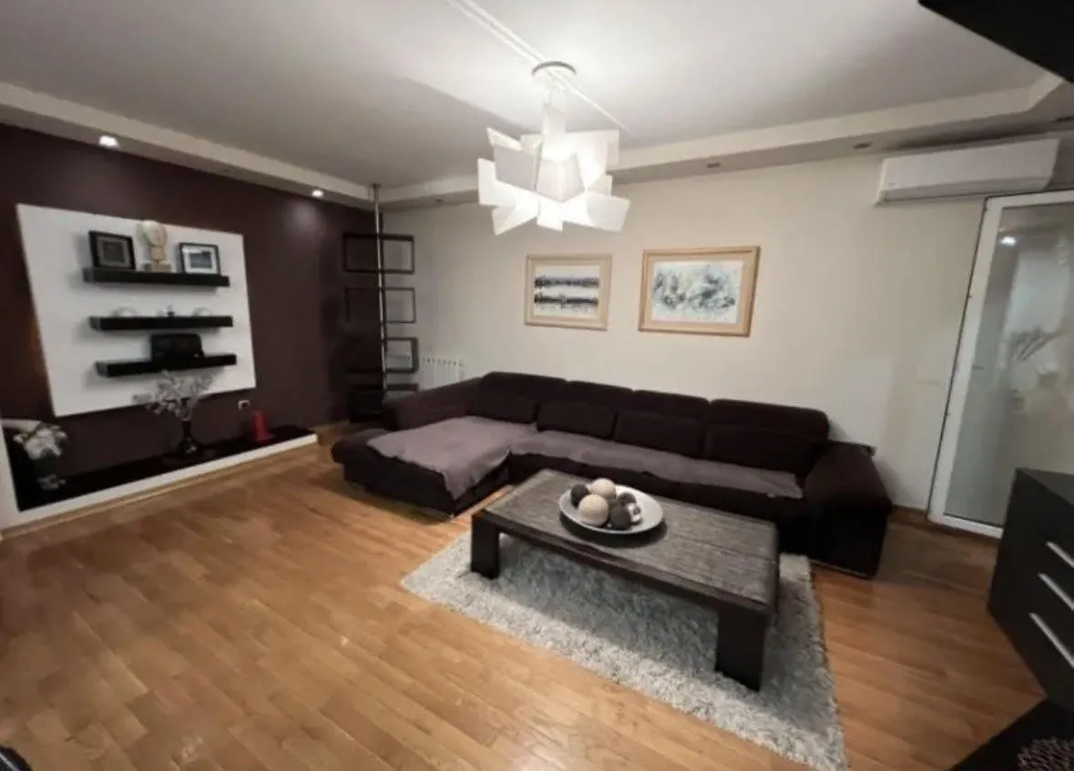 Izdavanje, jednosoban stan, 90m², Blok 6, Podgorica