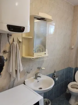 Kupatilo opremljeno umivaonikom, WC šoljom, bojlerom i ogledalom sa ormarićem. - image 33
