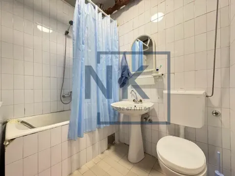 Starije opremljeno kupatilo sa kadom, umivaonikom i toaletom. - image 8