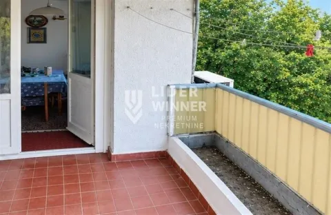 Natkriveni balkon sa popločanim podom i pogledom na zelenilo. - image 6