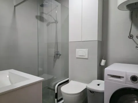 Moderne opremljeno kupatilo sa tuš kabinom i veš mašinom. - image 6