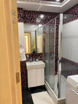 Kupatilo sa umivaonikom, tuš kabinom i veš mašinom. - image 11