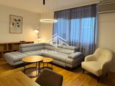 Stan in Vračar Hram