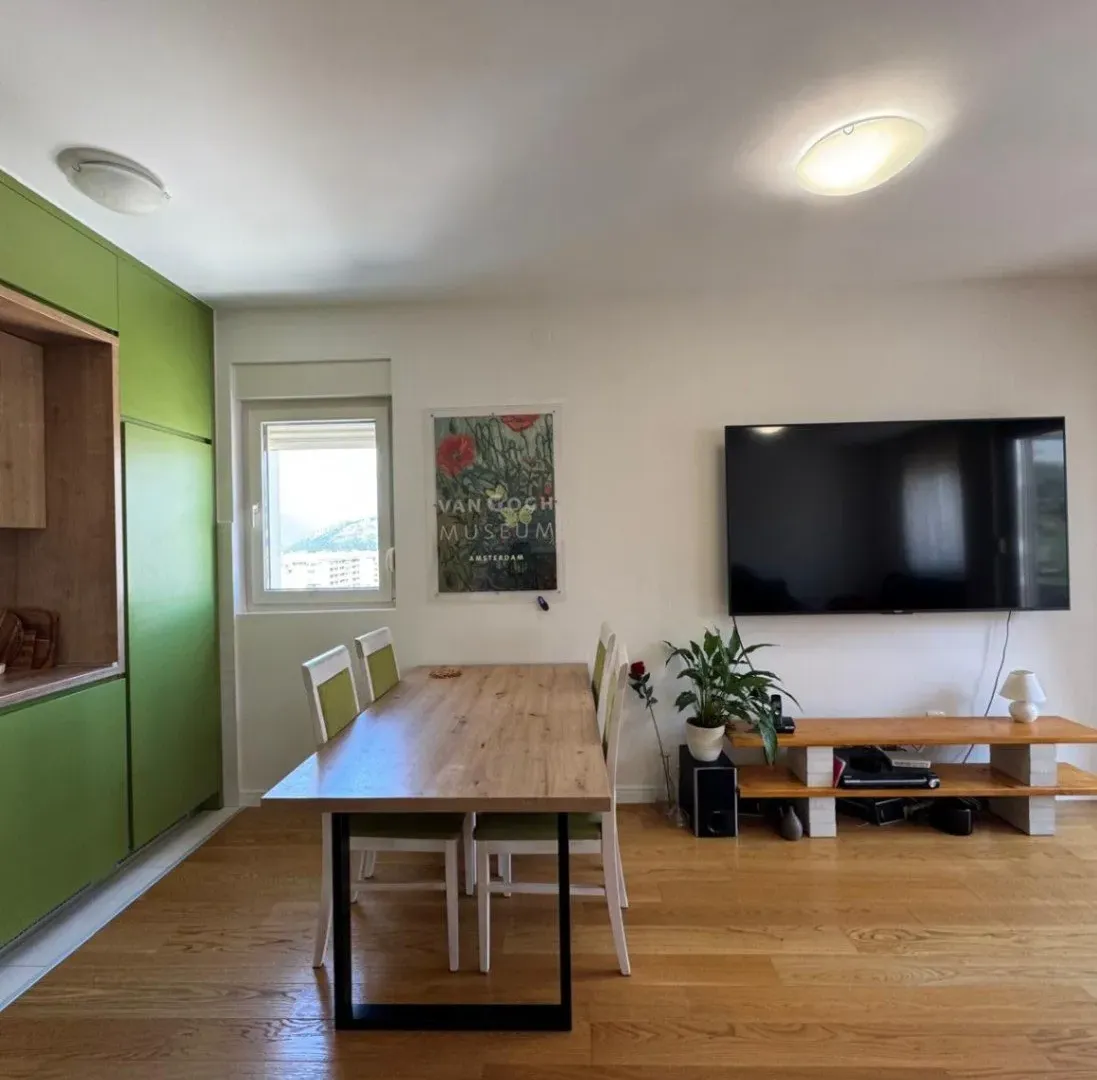 Izdavanje, trosoban stan, 105m², Central Point, Podgorica