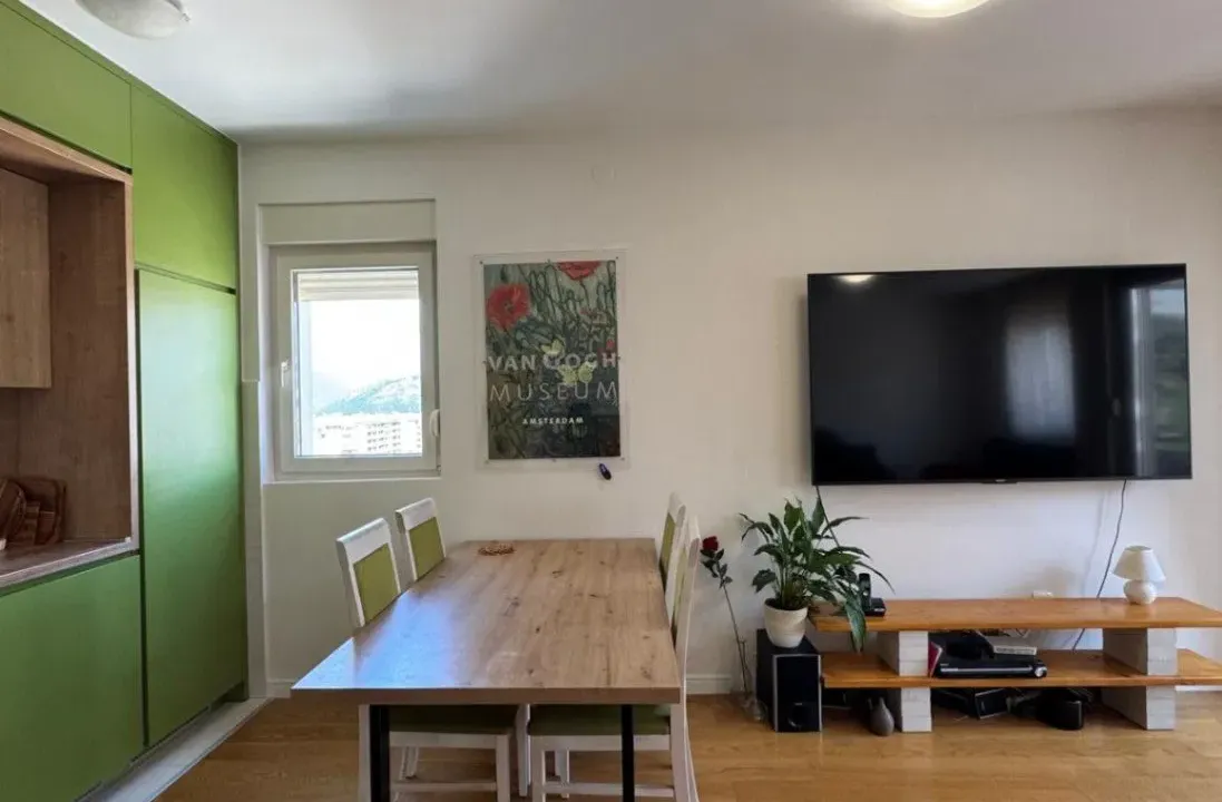 Izdavanje, trosoban stan, 105m², Central Point, Podgorica