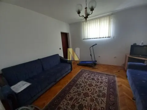 Dnevna soba sa garniturom za sedenje, tepihom i prozorom. - image 29
