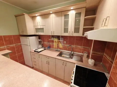 Manja kuhinja sa drvenim elementima i keramičkim pločicama. - image 5