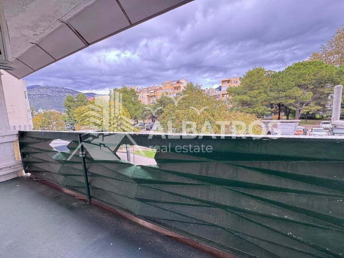 Prodaja, dvosoban stan, 77m², Centar, Bar
