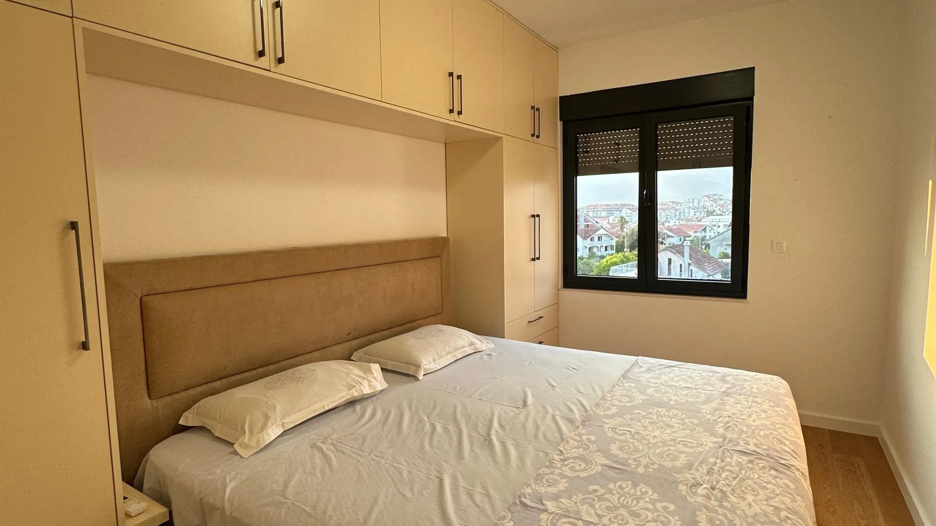 Izdavanje, dvosoban stan, 70m², Kalimanj, Tivat