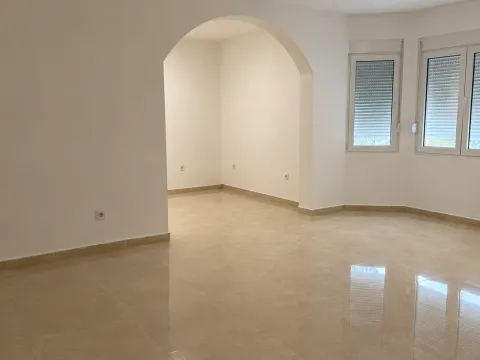 Rent, house, 337m², Stari Aerodrom, Podgorica - image 7