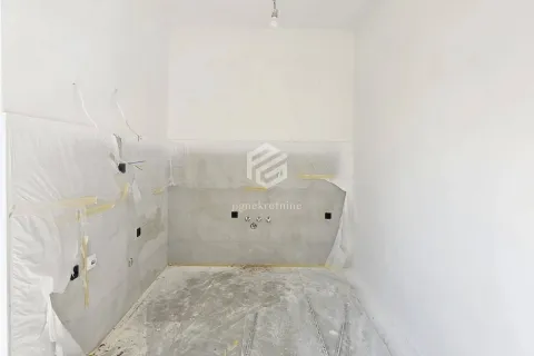 Nezavršena prostorija sa postavljenim pločicama i zaštitnom folijom na zidovima. - image 11