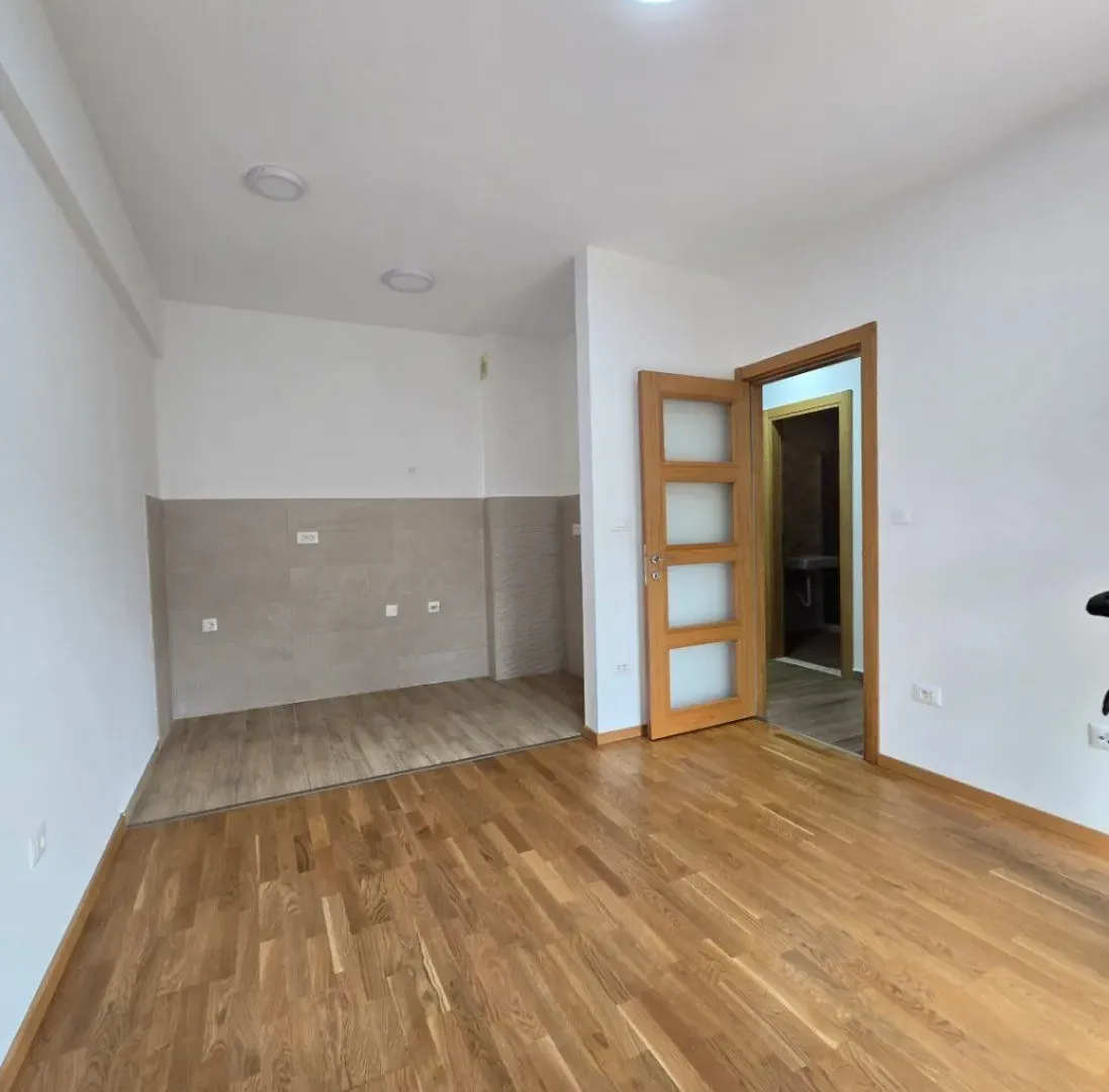 Izdavanje, dvosoban stan, 70m², Blok 9, Podgorica