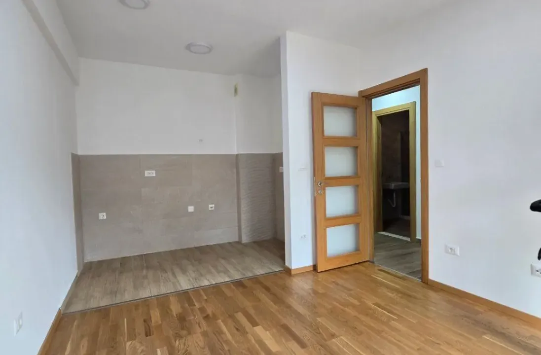 Izdavanje, dvosoban stan, 70m², Blok 9, Podgorica