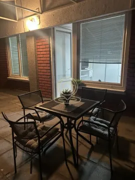 Natkrivena terasa sa stolom i četiri stolice za sedenje. - image 8