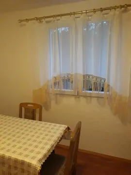 Trpezarijski sto sa stolicama pored prozora sa zavjesama. - image 7