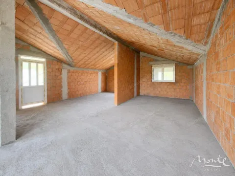 Potkrovlje u sivoj fazi sa neomalterisanim ciglama i betonskim podom. - image 32