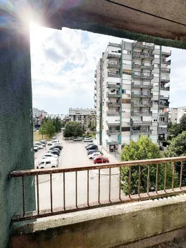 Pogled sa balkona na okolne zgrade i parking. - image 4