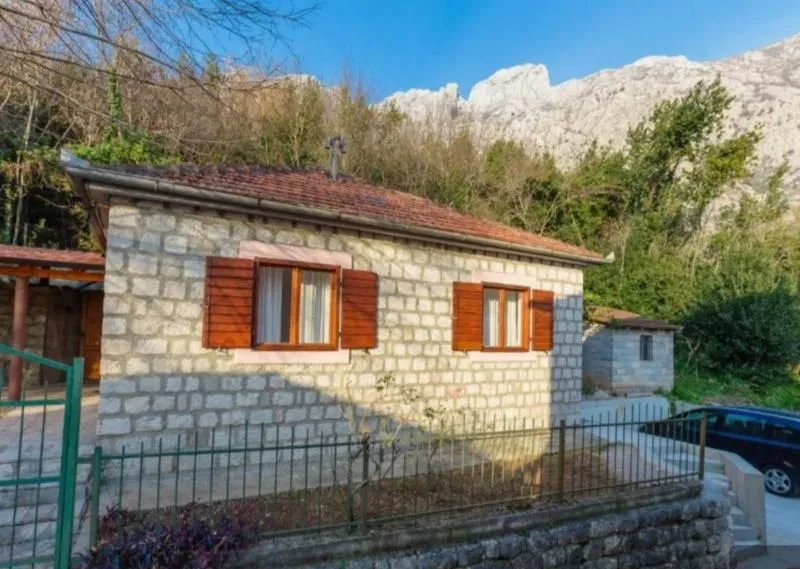 Prodaja, kuća, 64m², Orahovac, Kotor