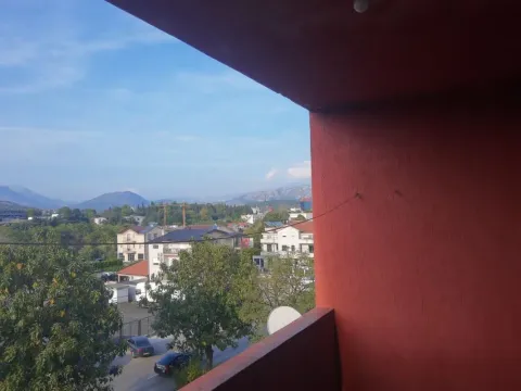 Pogled sa terase na okolno naselje i planine u daljini. - image 3