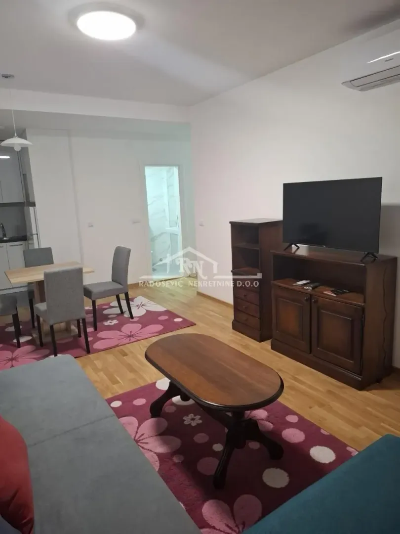 Dnevna soba sa trpezarijom i nameštajem.