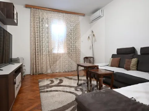 Izdavanje, dvosoban stan, 68m², Centar, Podgorica - image 1