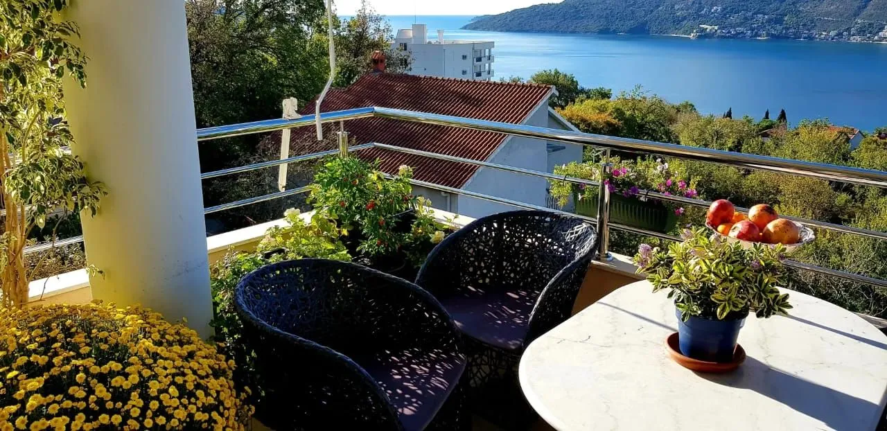 Namještena terasa sa garniturom za sjedenje i pogledom na more.