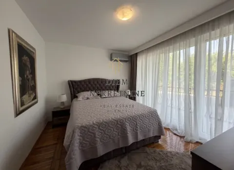 Namještena spavaća soba sa bračnim krevetom i izlazom na terasu. - image 6