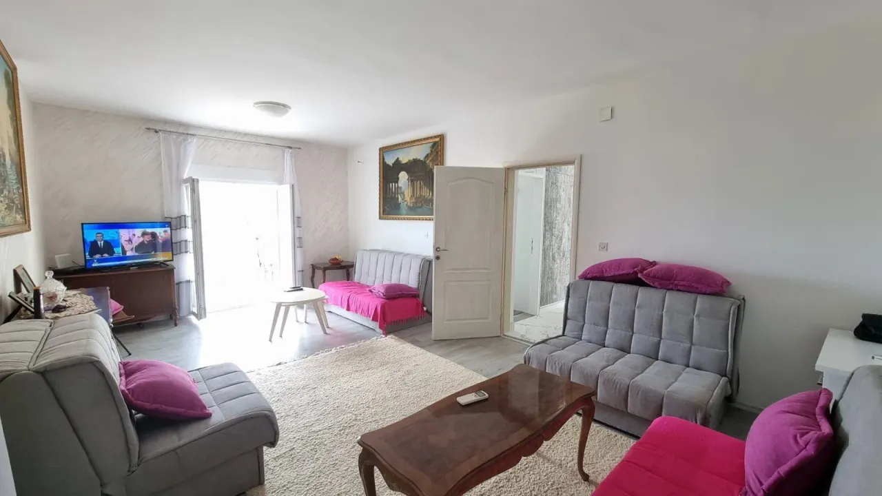 Izdavanje, dvosoban stan, 120m², Sveti Stefan, Budva