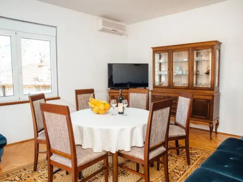 Izdavanje, dvosoban stan, 91m², Škaljari, Kotor - image 17