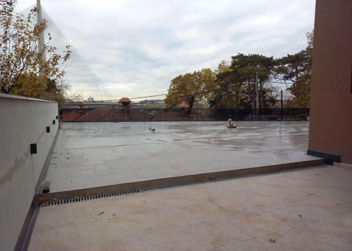 Izdavanje, četvorosoban stan, 155m², Savski Venac, Beograd