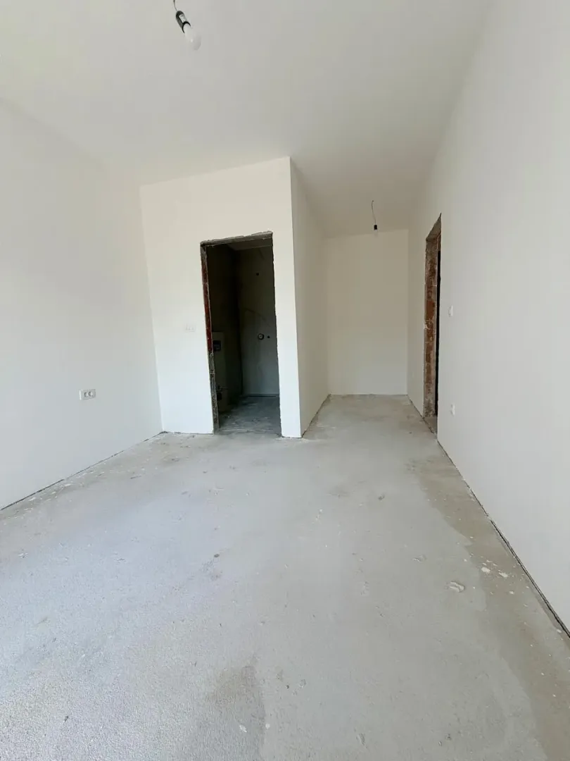 Prazna prostorija u toku renoviranja sa bijelim zidovima.