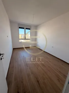 Prazna soba sa parketom i prozorom. - image 11