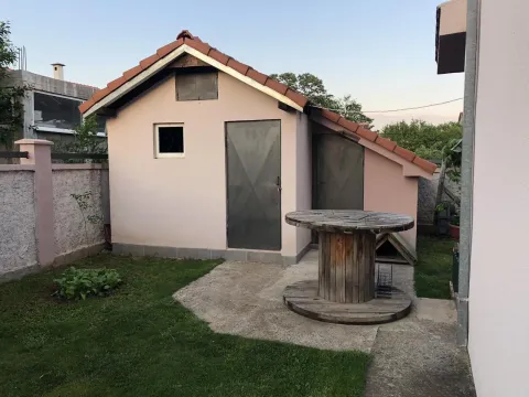 Izdavanje, kuća, 350m², Donji Kokoti, Podgorica - image 7