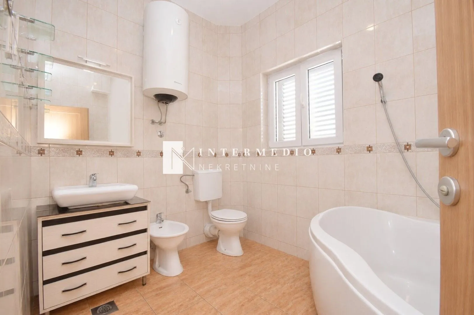 Prodaja, trosoban stan, 114m², Đenovići, Herceg Novi