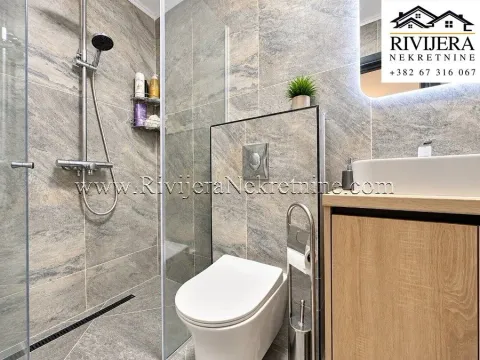 Moderno opremljeno kupatilo sa tuš kabinom, konzolnom šoljom i umivaonikom. - image 15