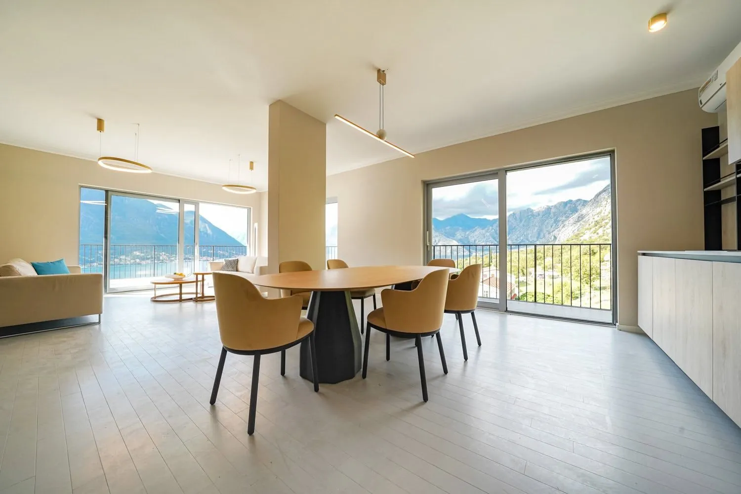 Prodaja, četvorosoban stan, 158m², Dobrota, Kotor