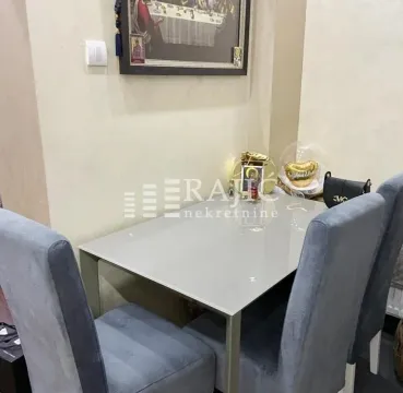 Trpezarija sa stolom i sivo-plavim stolicama. - image 4