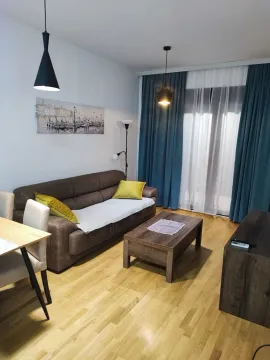 Dnevni boravak sa garniturom, stočićem i trpezarijskim stolom. - image 2