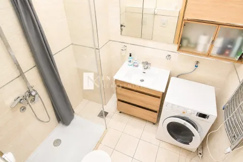 Manje kupatilo sa tuš kabinom, umivaonikom i veš mašinom. - image 11