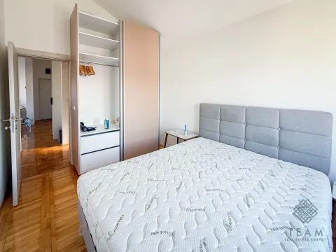 Spavaća soba sa bračnim krevetom i ugradnim ormarom. - image 7