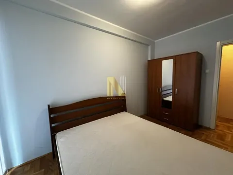 Nameštena spavaća soba sa bračnim krevetom i drvenim ormanom. - image 5