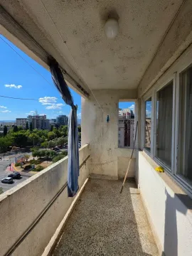 Neuredan spoljni balkon sa pogledom na grad. - image 7